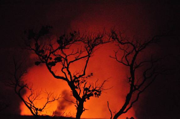 A luz do Kilauea ilumina a noite no Volcanoes National Park, em Volcano, na Big Island, no Havaí